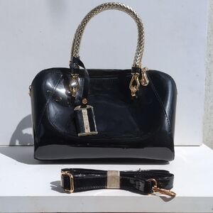 Elegant Black Handbag with Gold Accents Size 11+6+9